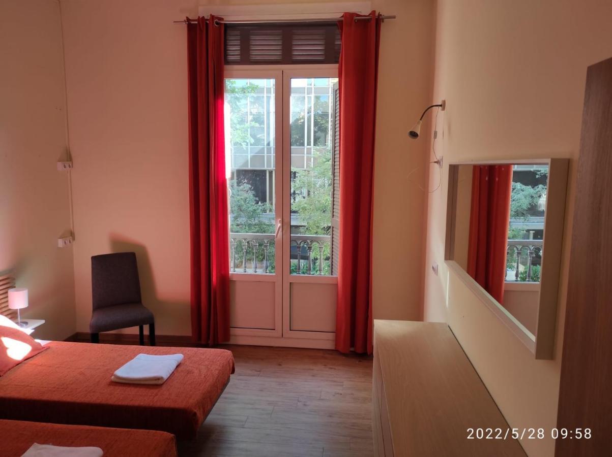 Barcelona Central Garden Hostal Exterior photo