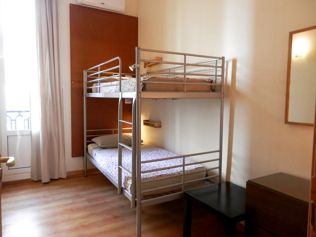 Barcelona Central Garden Hostal Room photo