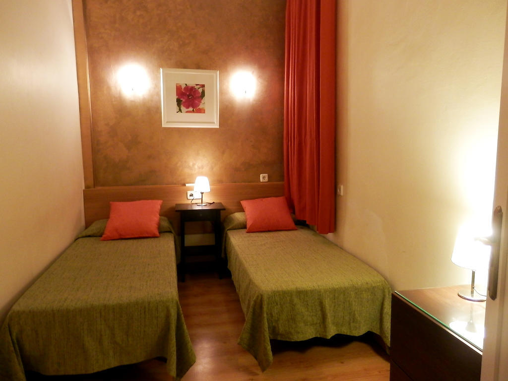Barcelona Central Garden Hostal Room photo