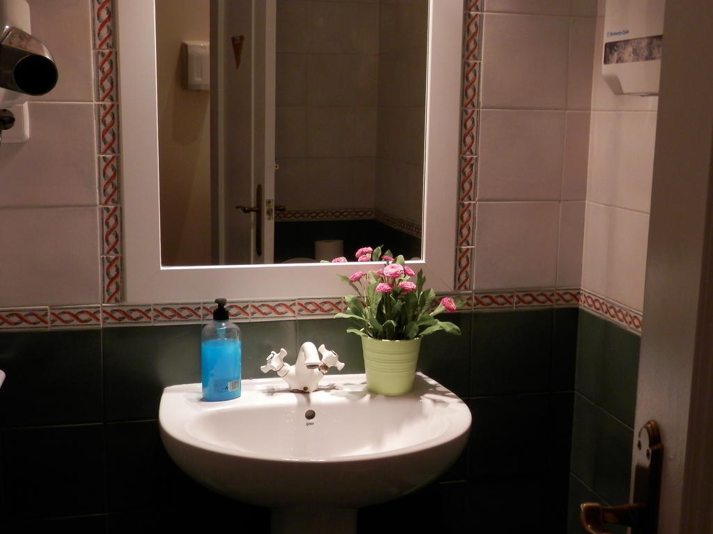 Barcelona Central Garden Hostal Room photo