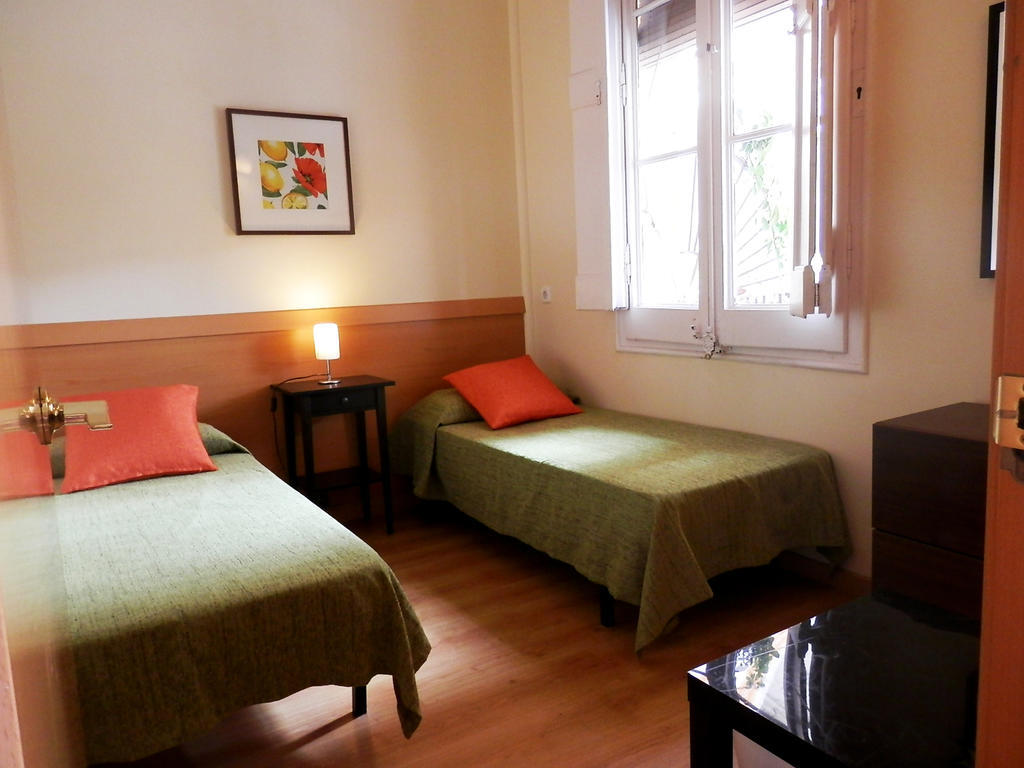 Barcelona Central Garden Hostal Room photo