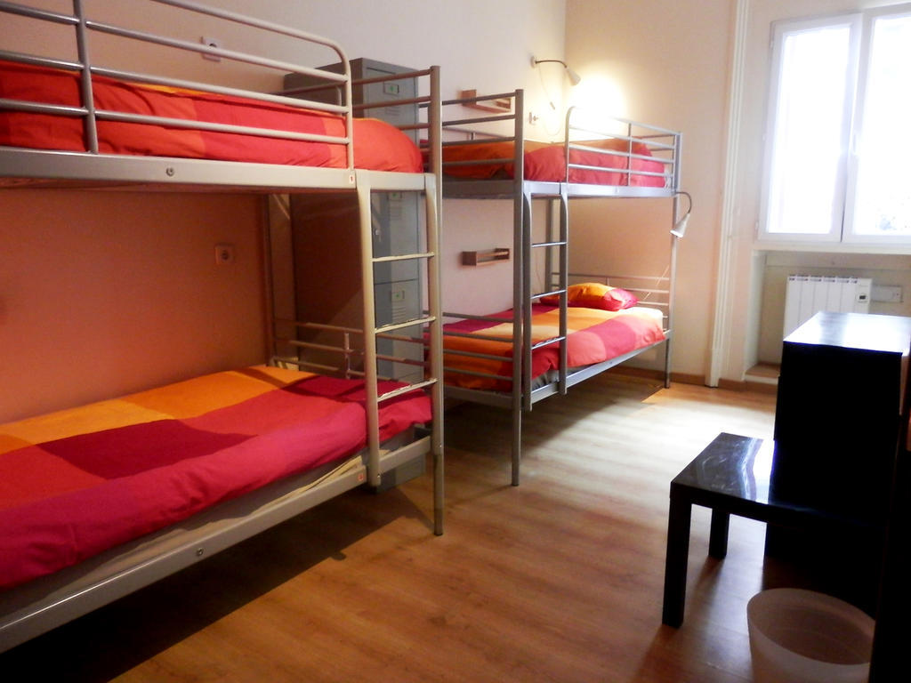 Barcelona Central Garden Hostal Room photo