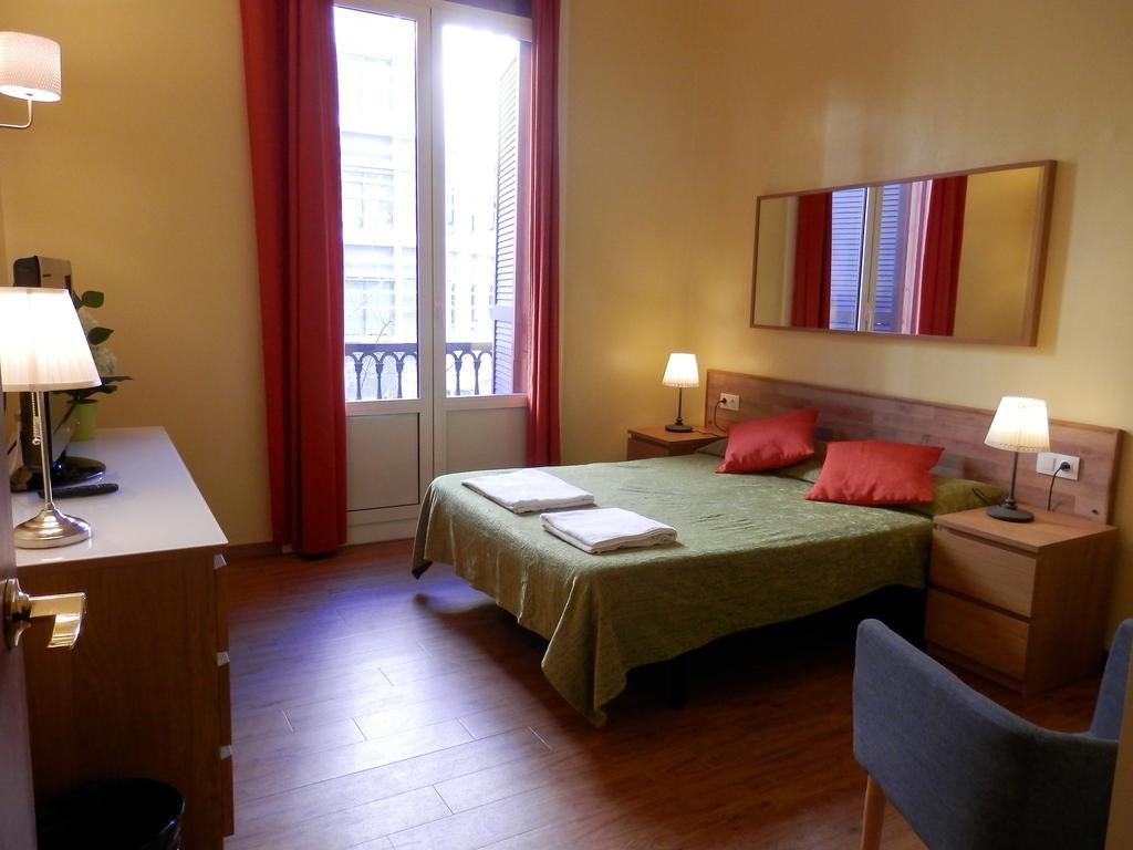 Barcelona Central Garden Hostal Exterior photo